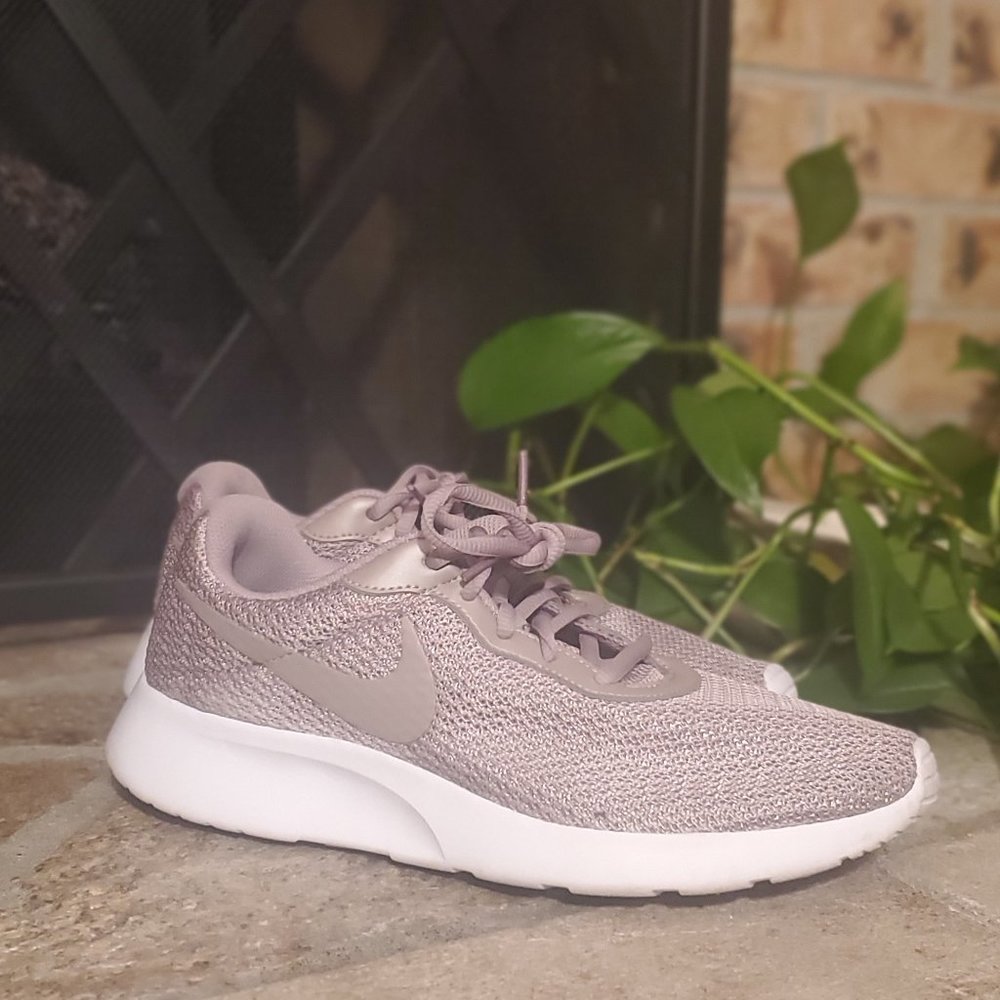 Nike Tanjun Sneakers (Blush, 9.5)